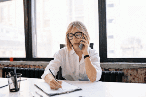 Callback - kvinna sitter i telefon